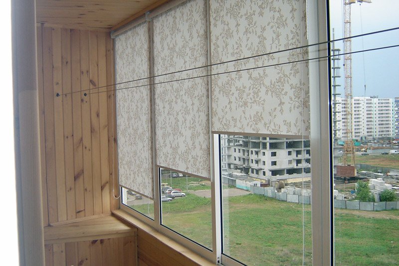 Жалюзи на балкон с раздвижными окнами